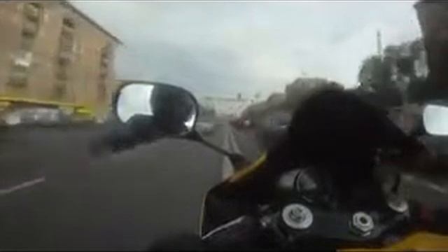 Yamaha R1 vs. московские пробки смотреть онлайн