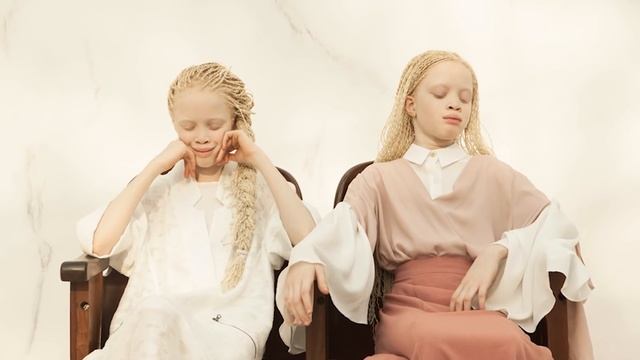 «Темнокожие альбиносы»: как сейчас выглядят уникальные сестры-близнецы Лара и Мара Бавар смотреть онлайн