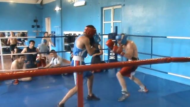 Ярослав Адамов из Зала бокса Колодия с Артёмом Айвазиди на девятке в Харькове. Качественный бокс! смотреть онлайн