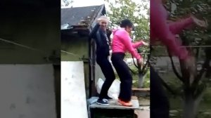 Две пьяные девушки танцуют