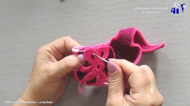 Пинетки крючком "Лялины туфельки". Часть 3. Alice and Natalie - crochet смотреть онлайн