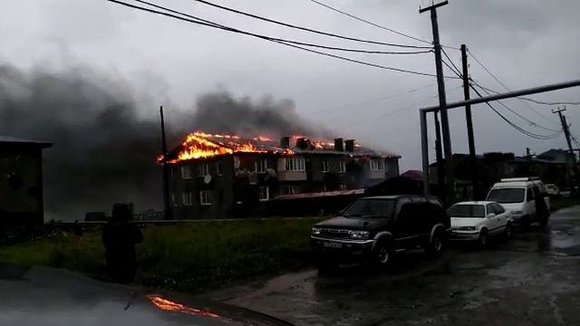 Пожар в Правде Холмского района продолжает разгораться смотреть онлайн