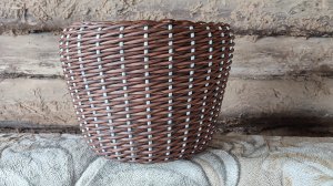 цветное кашпо из ведра и ротанга