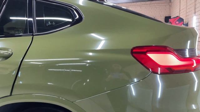 Оклейка кузова автомобиля BMW X4 зеленой пленкой, оклейка диффузора и бронирование фар смотреть онлайн