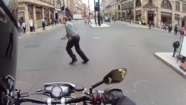 ЗВУК МОТО Пугает пешеходов смотреть онлайн