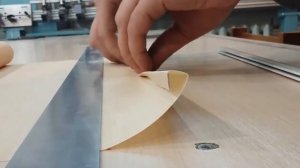 Как закрепить отвес ткани на рулонные шторы How to fix a plumb line of fabric on rolled curtains