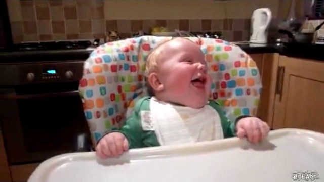 Развеселил малыша! смотреть онлайн