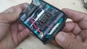 How to revive DEWALT Lithium battery?   Not charging, If jumpstart won't work, try manual reset.