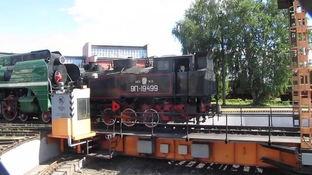 Паровоз 9П-19499 выкатывает из депо большой П-36 и устанавливает на поворотный круг. #video смотреть онлайн