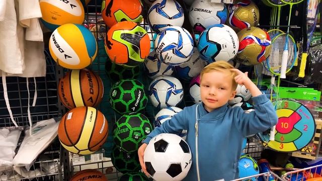 Платон выбирает новогодний подарок для папы | Platon chooses a New Year's gift for Daddy смотреть онлайн