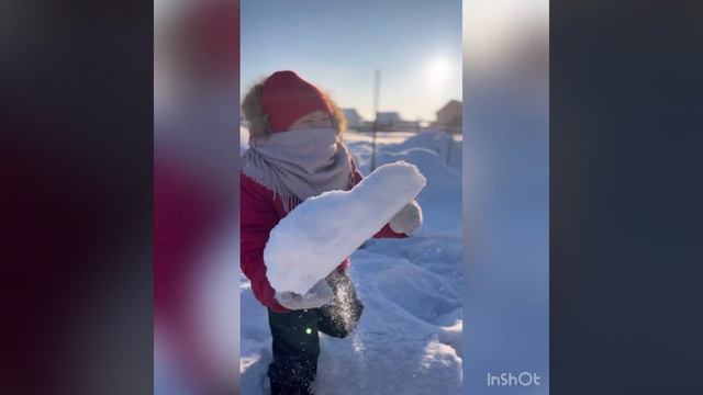 Домик из снега. Погода сегодня теплая -30. смотреть онлайн