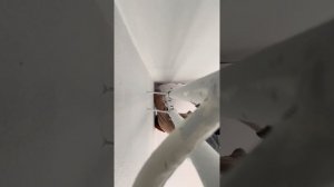 Обвод труб на тканевом потолке.