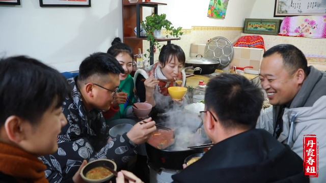 春姐做牛大骨火锅，兄妹几人窑洞里喝酒涮肉【丹霞春姐】 смотреть онлайн