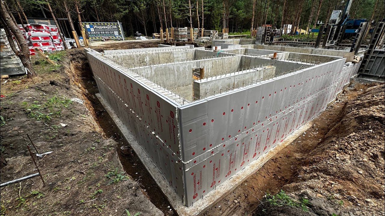 Фунда́мент (лат. Fundamentum) — строительная несущая конструкция