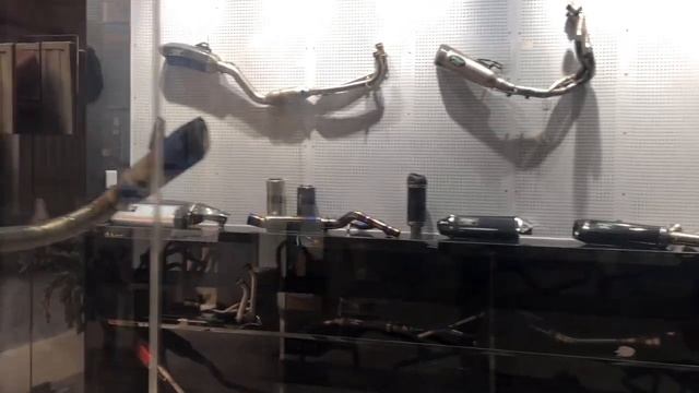 Мотозапчасти на рынке в Китае/Огромный рынок мотозапчастей и аксессуаров в Гуанчжоу смотреть онлайн