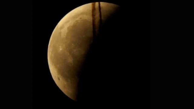 Самолет на фоне затмения 04.04.2015 смотреть онлайн