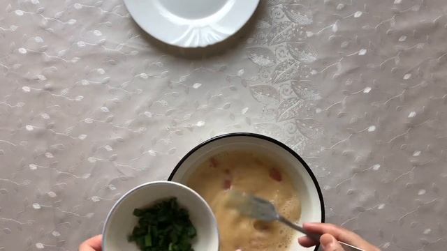 Быстрый завтрак за минуту \ Как сделать очень вкусный омлет с колбасой? смотреть онлайн