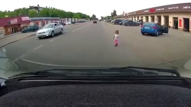 ❗️? РЕБЕНОК ВЫПАЛ ИЗ МАШИНЫ смотреть онлайн