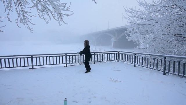Распыляем кипяток на морозе смотреть онлайн