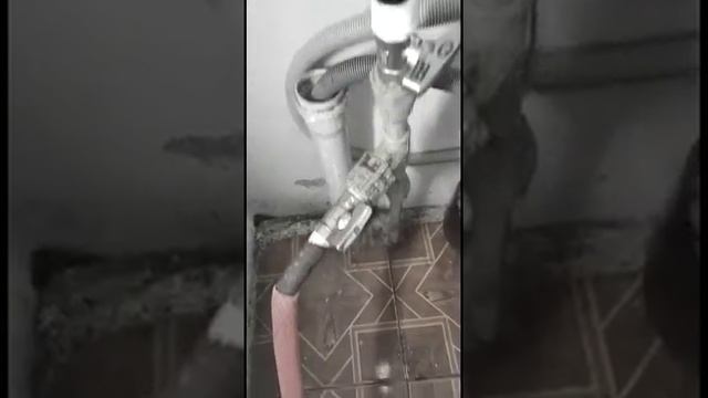 как разморозить замерзшую пластиковую трубу. смотреть онлайн