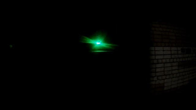 Тест Лазера Зеленый Луч на Улице//GREEN LASER POINTER 2000 mW смотреть онлайн
