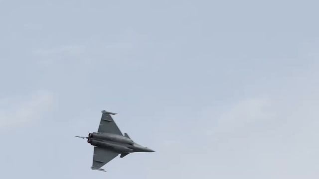 Поездка сотни авиаторов во Францию знакомство с Парижем, Ле Бурже и Диснейлендом смотреть онлайн