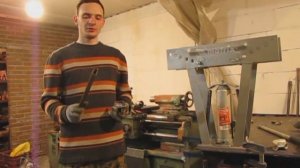 Гибка профильной трубы под 90 градусов  самодельным пуансоном.mp4