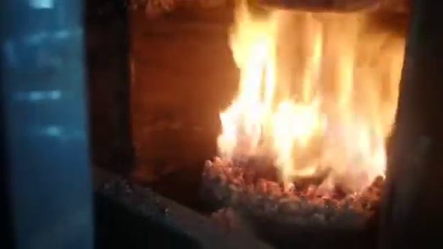 Котёл с ретортной горелкой на агропеллете смотреть онлайн