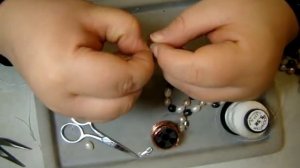 Узелки на бусах способ № 1.