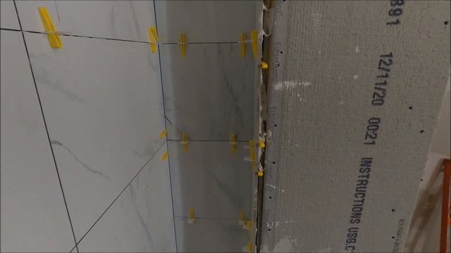 Porcelain tile in bathroom. Как установить плитки в ванную комнату на стены. Плинка под мрамор. смотреть онлайн