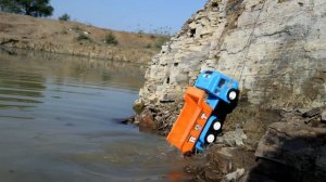 Игрушки падают в обрыв с высокой дамбы