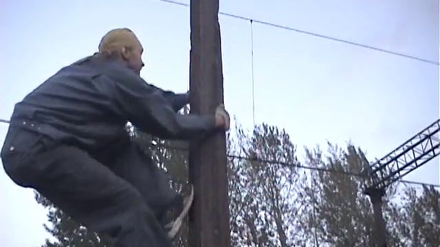 Как без снаряжения залезть на фонарный столб. смотреть онлайн