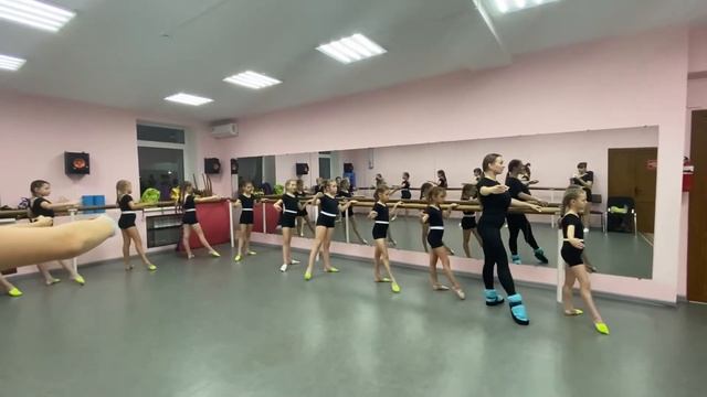 ОМЕГА. Классический танец Rond de jambe par teree смотреть онлайн