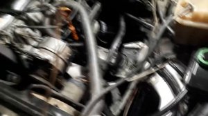 ВЫДАВЛИВАЕТ ЖИДКОСТЬ ЧЕРЕЗ БАЧОК ГИДРОУСИЛИТЕЛЯ НА АУДИ Б4