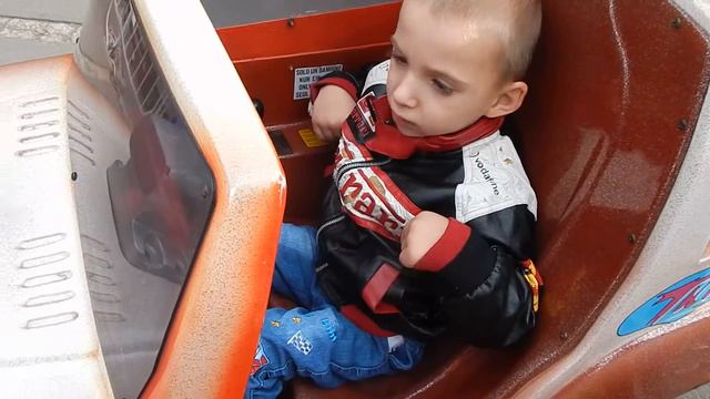 Петя (ДЦП) первый раз сидит на движущемся аттракционе смотреть онлайн