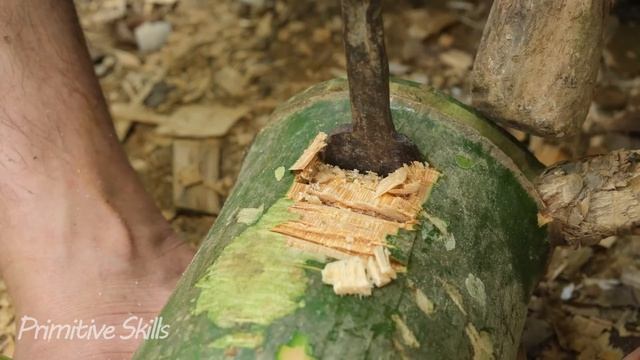 Knocking gong to create a habit when feeding fish. Primitive Skills (ep179) смотреть онлайн