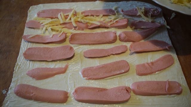 Слоеные Закусочные Рулетики с Сосисками и Сыром /Быстрого Приготовления /Съедаются Мигом! смотреть онлайн