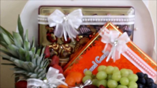 Корзина с подарками и фруктами на помолвку смотреть онлайн