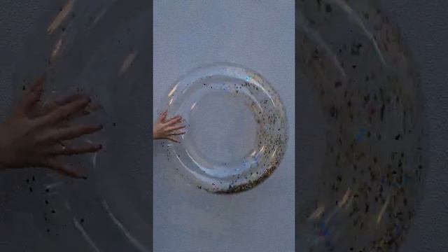 надувной круг для плаванья на море и в бассейне с разноцветными блестками смотреть онлайн