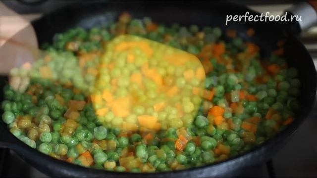 Вегетарианское овощное рагу из кабачка, моркови и горошка