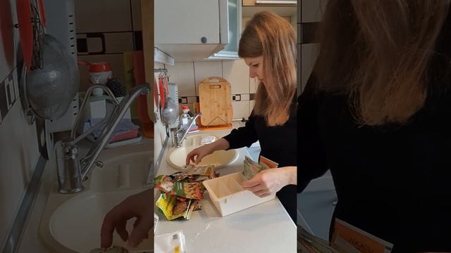 Разбираю и собираю приправы в контейнер для специй. Удобная и полезная вещь