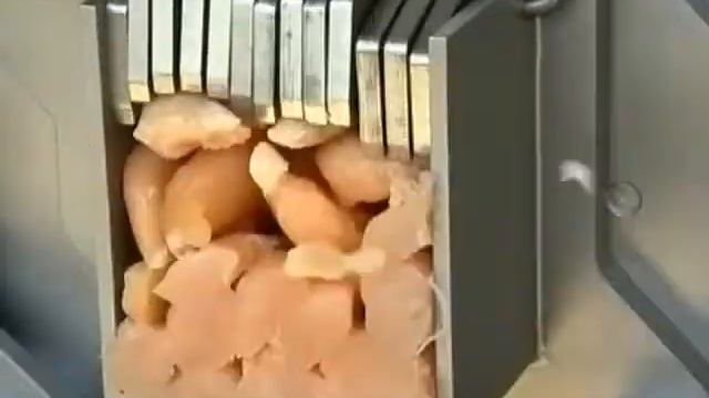 Куриная грудка ломтиком 20 мм на многофункциональном аппарате для нарезки Foodlogistik_ROVABO смотреть онлайн