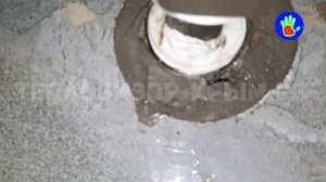 Протекает вода под плиткой в ванной комнате