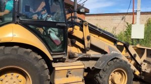 Земляные работы при помощи экскаватора-погрузчика Caterpillar-428E
