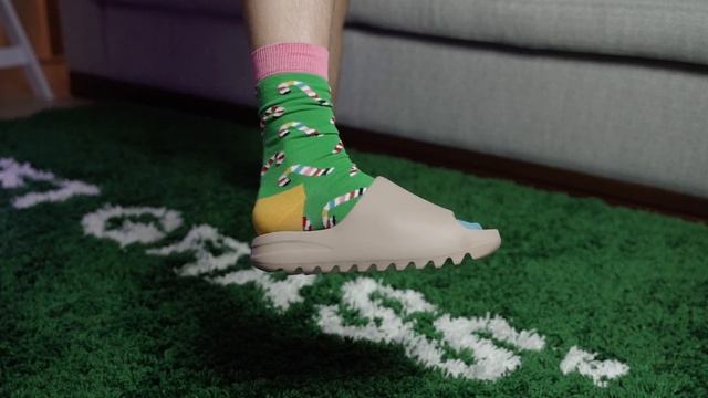 ИХ ЕЩЕ НОСЯТ? Актуальны ли Yeezy Slide. Обзор и распаковка! Yeezy Slide Pure. смотреть онлайн
