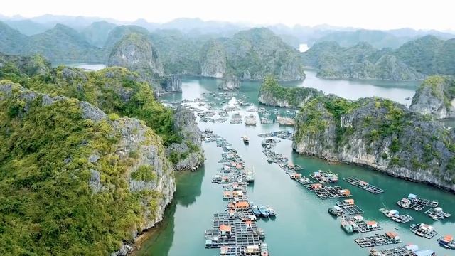 Vue magnifique d'une petite crique dans la baie de Lan Ha смотреть онлайн