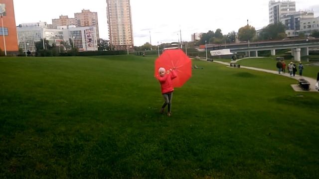 Моя веселая детская прогулка с красным зонтиком. Просто позитивное детское видео от канала Софикошк смотреть онлайн