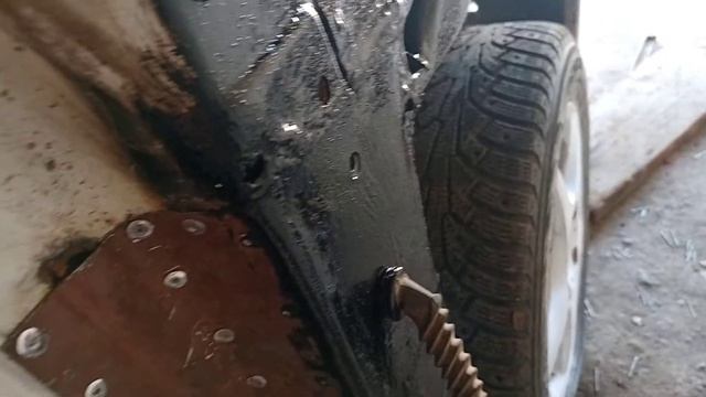 заделываем сквозную корозию при помощи заклёпок. смотреть онлайн