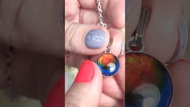 Миниатюрная цветная подвеска из эпоксидной смолы #эпоксиднаясмола #epoxy #handmade #кулон #viral смотреть онлайн