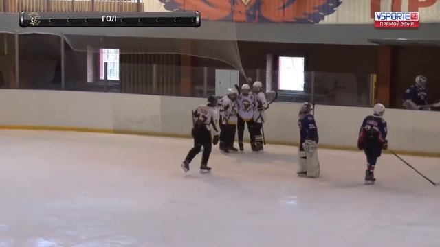 Кирилл Урбонас забрасывает в пустые ворота в матче с ХК "Ястребы". хоккей-индивидуально.рф смотреть онлайн